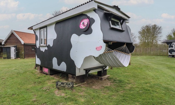 Woodbridge Cabaña | BETSY (COW SHED 2), pet friendly, with a garden in Campsea Ashe