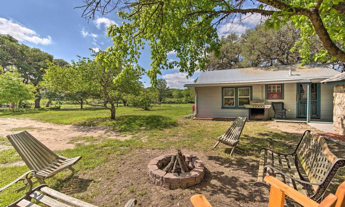 Blanco Cabaña | Betty B's River House < 1 Mi to Blanco State Park!