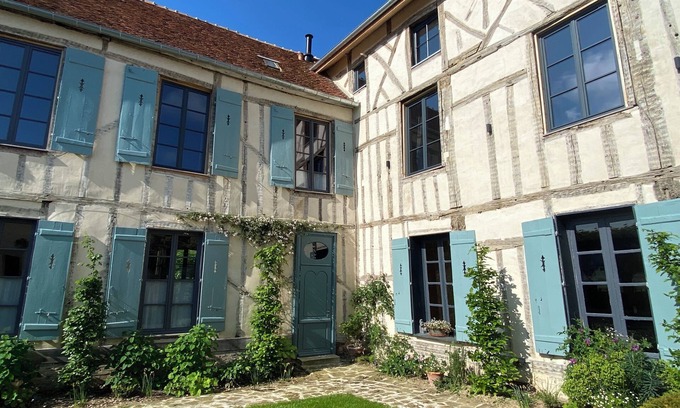 Ervy-le-Chatel Casa | Between Champagne and Burgundy, family home with swimming pool.