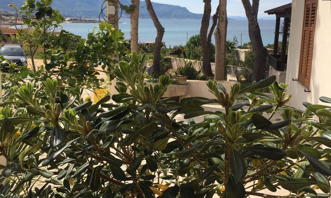 Cornino Casa | Entre mar y naturaleza, en un museo al aire libre