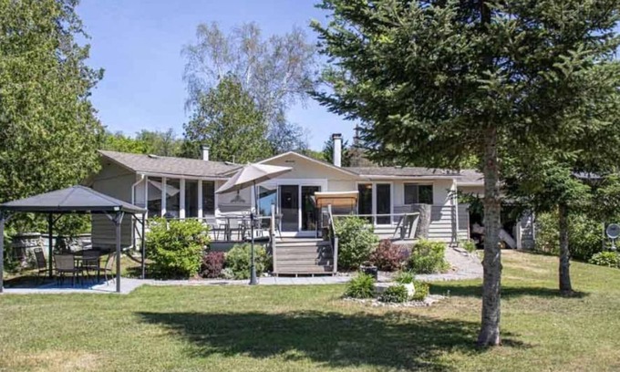 Trent Lakes Cabaña | Between the Locks - Affordable 3Br Waterfront Cottage - Pet-Friendly