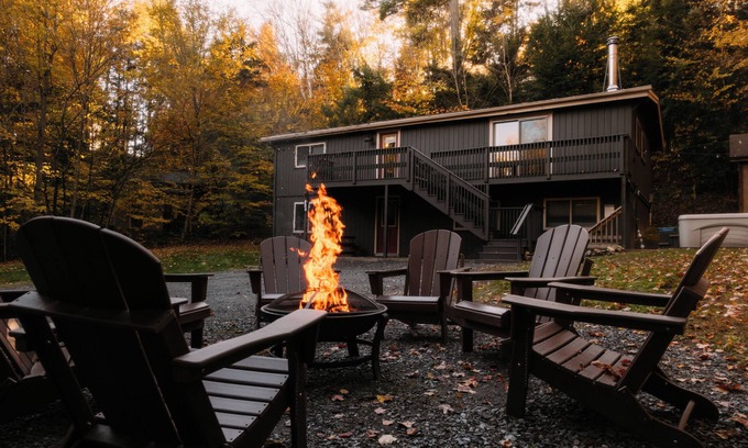 Warren Casa | Between the Pines-Hot Tub Bliss🎿Game Room, Firepit & Pet Friendly