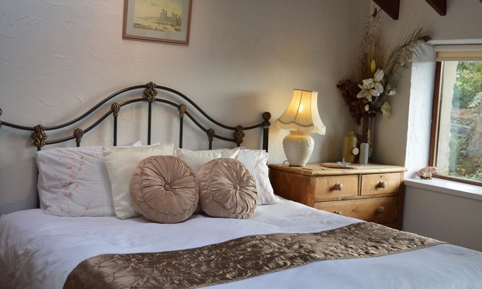 Bangor Cabaña | Beudy Bach Cottage with PRIVATE Hot Tub & Gym. Near ZipWorld..Snowdonia.