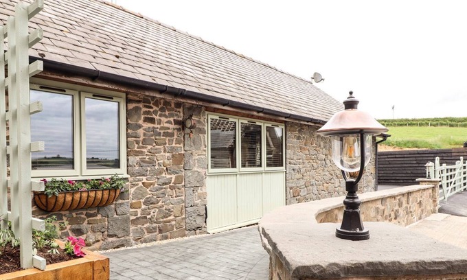 Newtown Cabaña | Beudy Bach - Holiday Cottage with Hot Tub sleeping 2 guests
