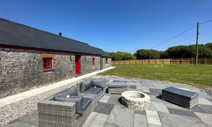 Llanybri Casa | Beudy Howel