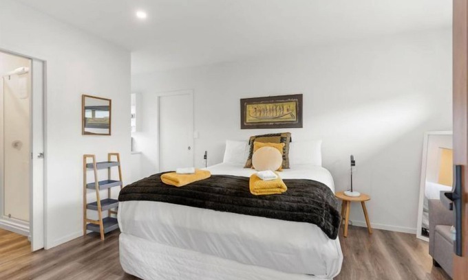 Whangamata Casa | Beverley Hills Studio Apartment