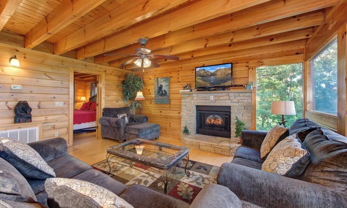 Gatlinburg - Pigeon Forge Complejo | Beverly's Bearadise is a spacious 4 bedroom cabin nestled in Starr Crest Resort