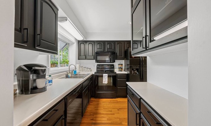 Bowling Green Condominio | BG's City Chic Condo - King Bed!