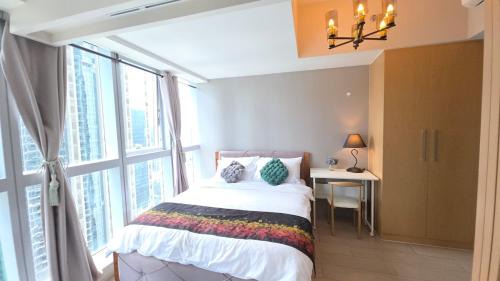 Luzon Apartamento | BGC Hotel Vibe with City View at Uptown Parksuites near St Luke's, Grand Hyatt Hotel, Uptown Mall, and Mitsukoshi Mall
