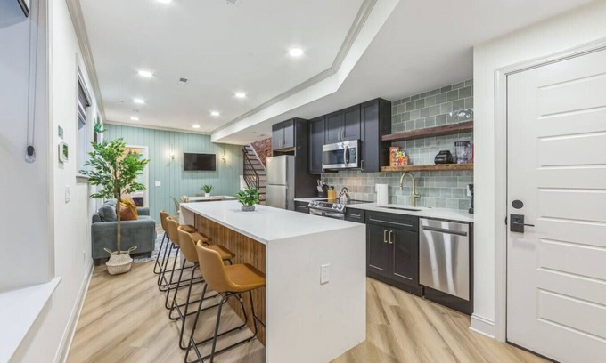 North Philadelphia West Apartamento | Bi-Level 2/2 w/Rooftop | Sleeps 12 | 10 min to DT