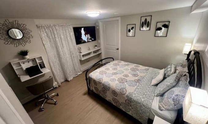 North Riverdale Apartamento | Bibi’s Place Private Entrance, Room w/Full Bath
