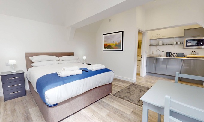 Bicester Apartamento | Bicester Court Lodge The Garth Room | Bicester Holiday Let | 1 Bed & Sleeps 2
