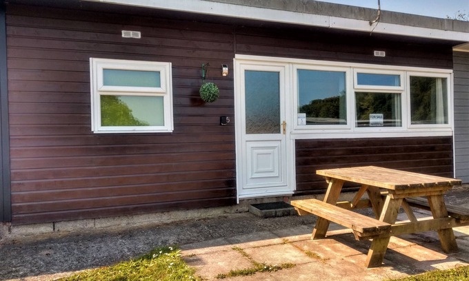 Bucks Cross Chalet De Esquí | Bideford Bay Buck's Cross Devon chalet own patio on well maintained holiday park