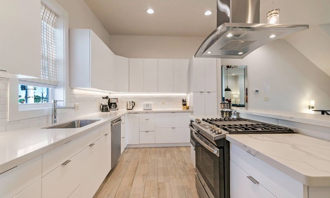 Mid-City Condominio | Bienville Townhouse on a Gated Campus