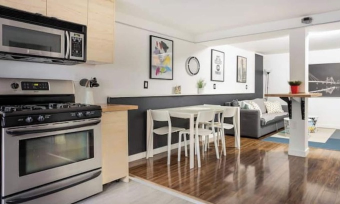 District of North Vancouver Casa | Big 2-Bedroom Suite in Nature - Pets Allowed