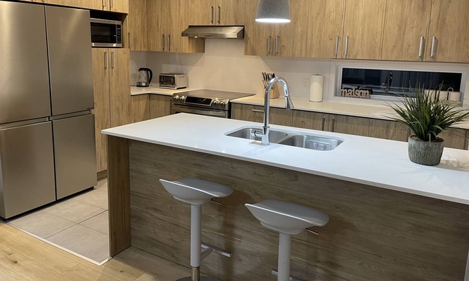 Laval Apartamento | Big 5 bedroom condo in Laval