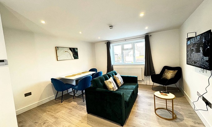 Ashford Apartamento | Big and Stylish. Flat , EV Charge possible, 5 minute drive to Heathrow airport