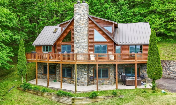 West Jefferson Cabina | Big Ashe View-Open for Bookings! Views, Wi-Fi, Pool Table, Hot Tub