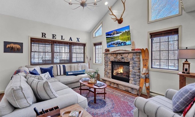 Gouldsboro Casa | Big Bass Lake Wooded Cabin with Hot Tub, Entertainment Loft & Amenities Galore!