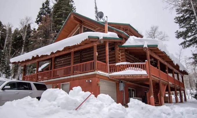 Park City Cabina | Big Bear Lodge: Private 7BR Hot Tub, Sauna, Fast WIFI, mountain cabin Park City