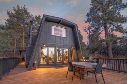 Whispering Forest Casa | Big Bear Retreat w Fire Pit Deck & Cabin Vibes