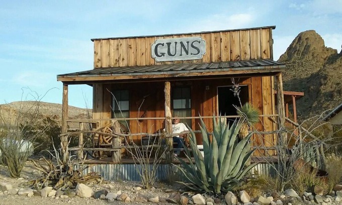 Terlingua Cabina | Alojamiento Big Bend en Ten Bits Ranch | Sala # 3 - La tienda de armas