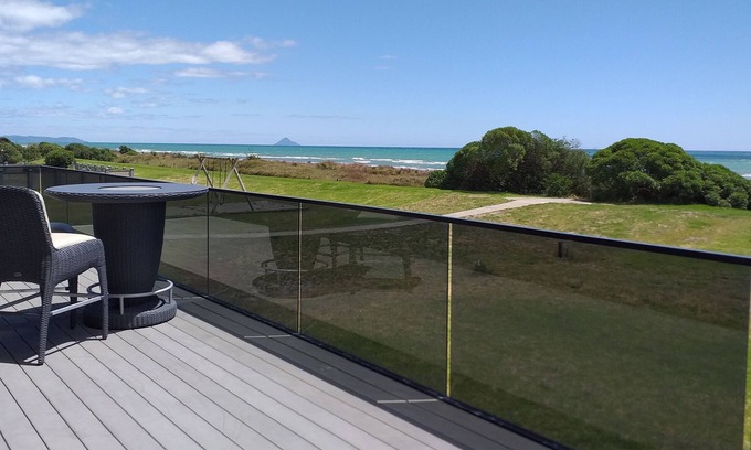 Waiotahi Casa | Big Black Beachfront Bach in family friendly community.