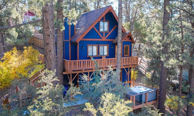 Whispering Forest Apartamento | Cozy Chalet w/ Hot Tub & Forest Views – Near Bear Mountain!