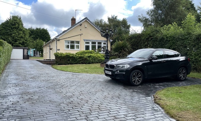 Cannock Casa | BIG BUNGALOW | SECURED BIG GARDEN | HOT TUB/ JACUZZI