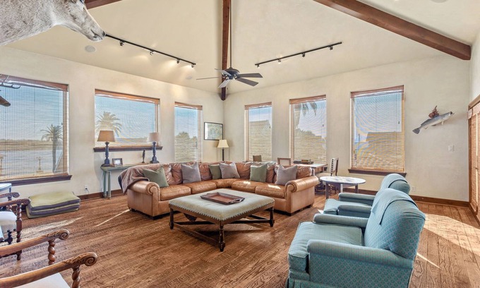 Hackberry Casa | BIG CAMP AT THE WATER