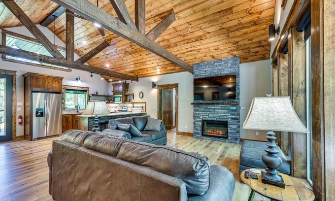Hodgen Casa | Big Cedar Vacation Rental with Deck and Hot Tub!