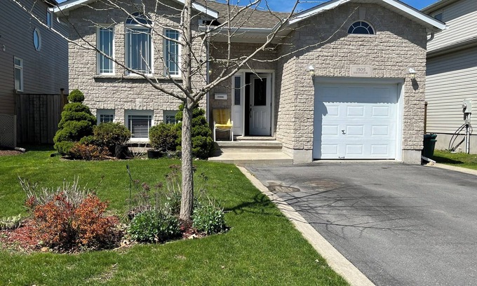 Amherstview Casa | Big & Charming Bungalow Getaway (nearby Walmart, LCBO, Beer Store, Mall, etc.)