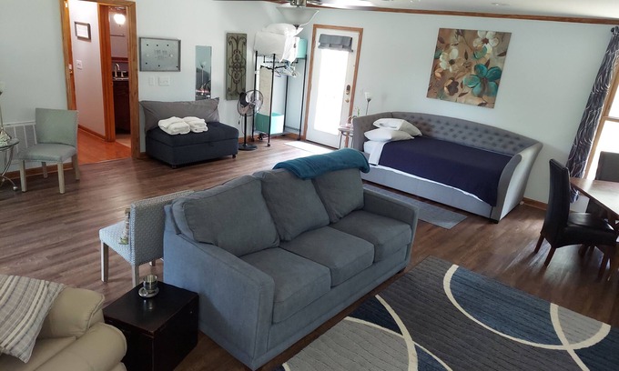 Nashville Apartamento | Big Comfy-Cozy Family Room