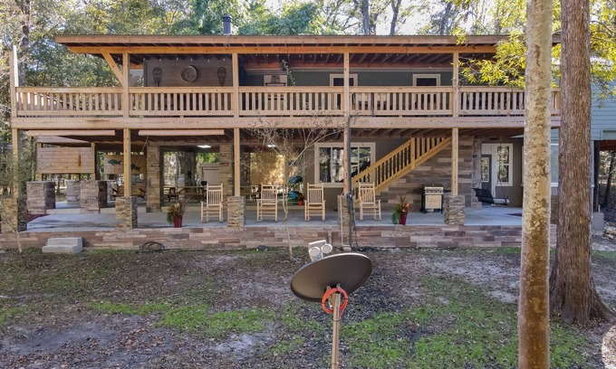 Fort White Cabina | Big Cypress Lodge on Sante Fe River-Sleeps 14, Bring horses, RV and your boat!