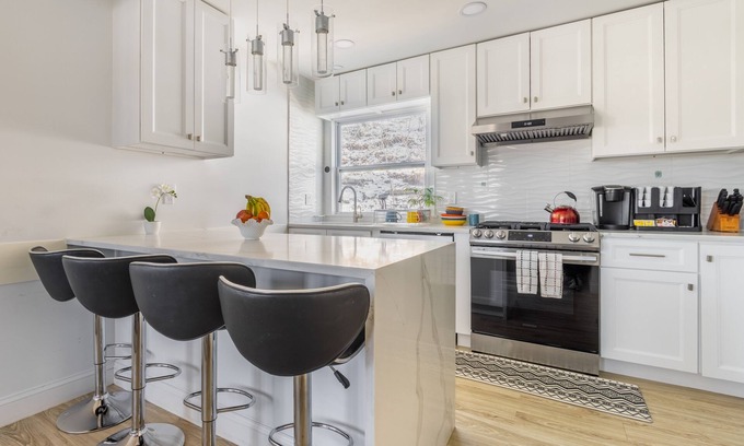 Dobbs Ferry Casa | Big Family House| ♛7 BR,5BA, 5★Location, Deck