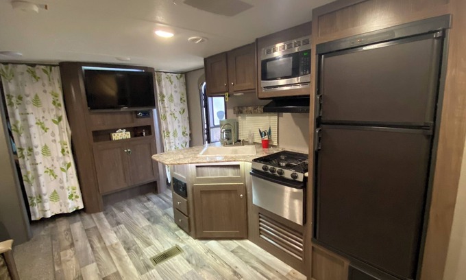 Slave Lake Alquiler De RV | Big Fish Bay - Five Star Campground! Outdoor Waterslide & Pool! $185/night
