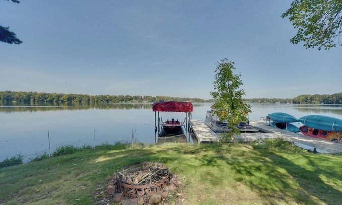 Rice Lake Casa | ¡NUEVO! Remodelado Waterfront Rice Lake Home w / Pesca