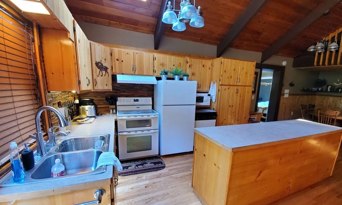 Drake Casa | Big Foot Bungalow- Relax by the Big Thompson River