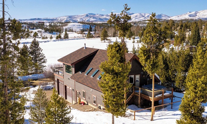 Grand Lake Cabina | Big Front Deck with Great Views, Private Hot Tub, Firepit, Laundry