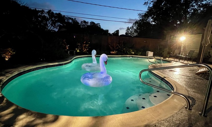 Westbury Casa | Centrally-loc. Luxury in Houston, Big Heated Pool, Sunroom, Billiards, Sleeps16