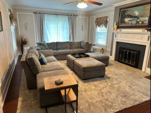 Downtown Niagara Falls Casa | Big Historic Home Air Conditioning Parking
