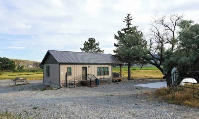 Glen Casa | Big Hole River Property- Lure House