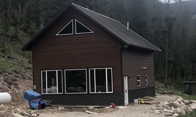 Wise River Cabina | Big Hole Valley cabin near river access
