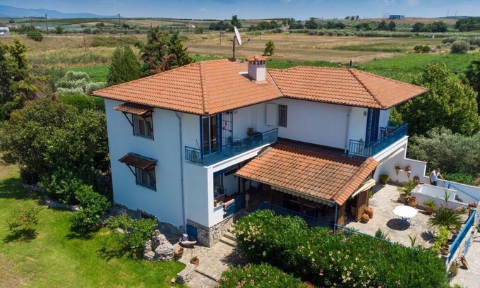 Flogita Casa | Big house with a huge garden and barbecue area!