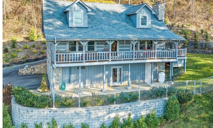 Waynesville Cabina | Big Kahuna Mauka, Beautiful Mountain View 4-BR Cabin in charming Waynesville