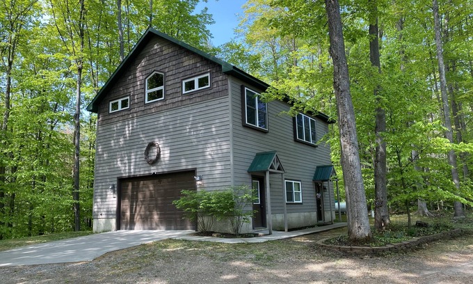 Gaylord Cabina | Big Lake Cabin with Hot Tub/ Kayaks/ Ping Pong/ Cable