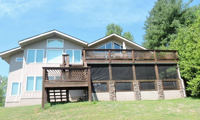Winchester Casa | Big Lake Views Tims Ford Lake! Mucho espacio y excelente para reuniones familiares