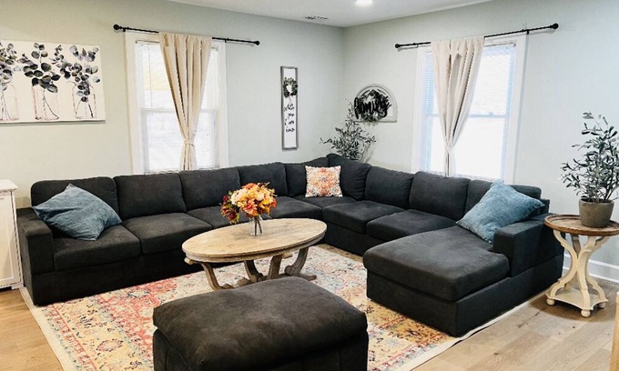 Buechel Casa | ‘Big’ Little Farmhouse w Hot Tub- 4bd