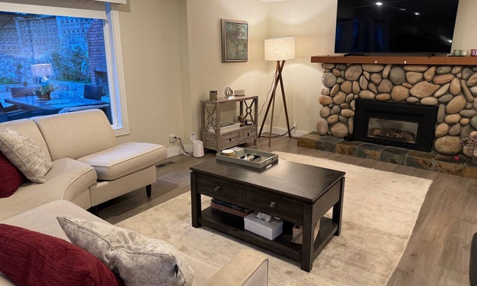 District of North Vancouver Apartamento | Big modern one-bedroom suite, full kitchen, mins away from ski resort, trails...
