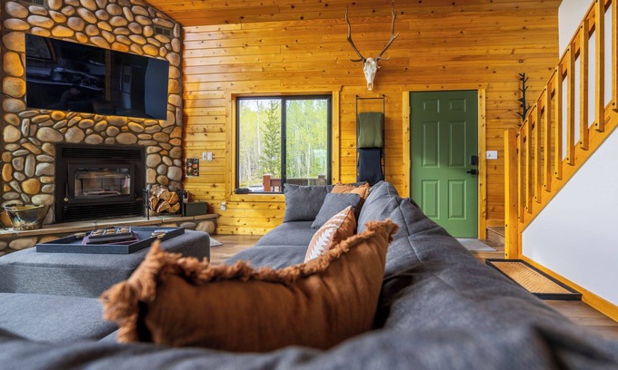 Michigan Hill Cabina | Big Mountain Views, Seclusion, Hot Tub, Fire Pit